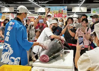 百貨、連鎖書店策展關乎人潮與錢潮，能強化客戶黏著度，例如 整尾鮪魚現切秀，就成功引來人潮帶動買氣。