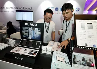Plaud的主要业务包括穿戴式的录音设备，以及相搭配的AI软件。它目前是全球销量最高的AI笔记设备。 （周国威摄）