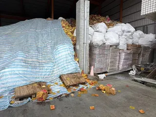 林燕祝指出，今年清明期間紙錢堆置量突破350噸，雖然台南有專用1、2號爐，但24小時運轉每天最多僅能燒14噸，消化清明節的量就要逾2個月。（圖／翻攝畫面）