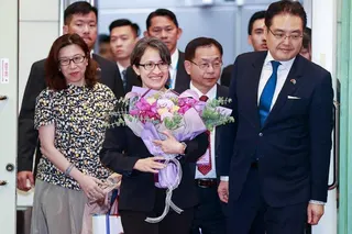 台灣副總統蕭美琴（左二）率團前往友邦帛琉共和國訪問，今晚搭機抵達桃園國際機場。記...