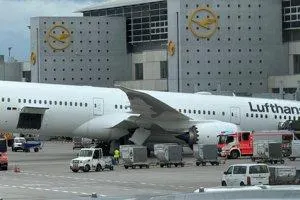 漢莎航空公司一架波音客機4日在法蘭克福機場停機位發生起落架坍塌事故。(美聯社)