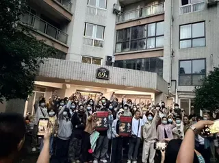 現場抗議人士。(微博)