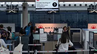 加拿大航空位於多倫多機場的地勤櫃台。（美聯社）