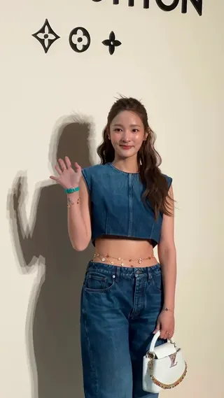 LV品牌大使王淨穿著露肚裝亮相。