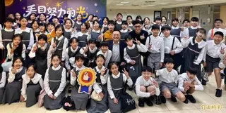 桃園市副市長蘇俊賓(中)出席永瑞慈善事業基金會第24屆獎學金頒獎典禮，與參加演出學生合影。(記者李容萍攝)