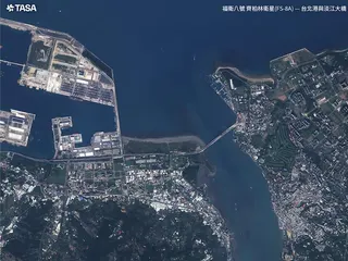 福八拍攝台北港與淡江大橋。圖／TASA提供