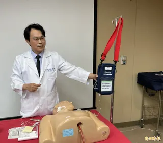 三總麻醉部疼痛治療科主任徐永吉表示，連續性周邊神經阻斷技術可依不同手術部位，精準給予止痛藥。(記者羅碧攝)