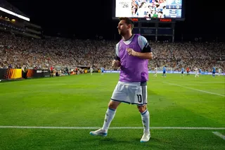 Lionel Messi warms up in front of a packed crowd in Auburn. Photo: Getty Images