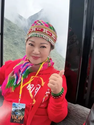 白冰冰搭番西邦峰纜車，飽覽壯闊的高山和梯田景緻。長興影視提供