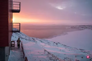 3月16日，在格陵兰岛旅游城市伊卢利萨特（Ilulissat），夕阳映照着冰封的北极圈海面。 （法新社）