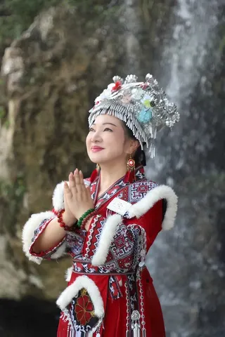 白冰冰在越南穿彝族服裝拍照留念。長興影視提供