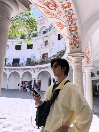 陳柏霖穿上主持群同款衣服同闖西班牙。翻攝chenbolin IG