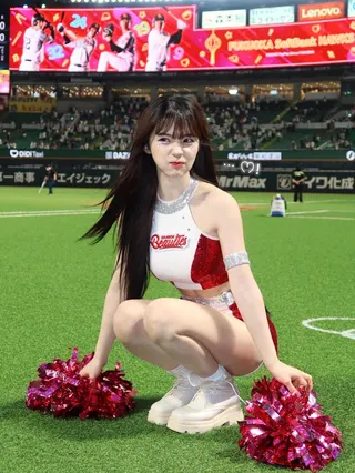 李多慧因穿著北一女中制服搭配迷你裙進行中場熱舞應援，引發社會各界廣泛討論。（圖／翻攝李多慧 臉書）