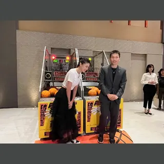 運動部部長李洋（右）與吳筱帆（左）PK投籃機。記者劉肇育／攝影