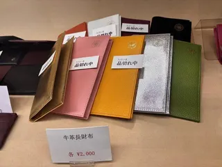日本皇居內販售的皮革錢包近來因為社群媒體的推波助瀾而爆紅。長夾售價2000日圓，...