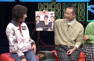 楊麗音（右）看到30年前與許效舜、邰智源組「三口組」錄製的絕版黑膠唱片，又驚又喜。公視台語台提供