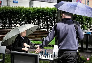 莫斯科的一个公园下棋的人们。 （法新社）
