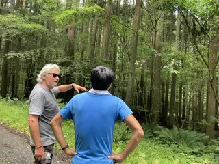 Everimpact’s Alain Retiere visits a project site in Ishinomaki, Miyagi Prefecture. Through a collaboration that also includes local foresters and Hitachi Systems, the team is striving to connect Japanese forestry with international carbon finance.
