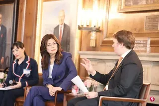 台湾在野的中国国民党主席郑丽文（中）美东时间星期三（6月10日）在美国外交关系协会纽约总部参加座谈。她当天也拜会美国联邦众议院外交委员会主席马斯特等五位参众议员。 （取自郑丽文脸书）