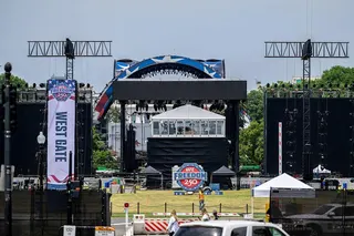 Structures and signage on the White House lawn