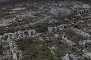 2024年11月，烏東前線頓內茨克州遭俄軍空襲後淪為廢墟。（美聯社）