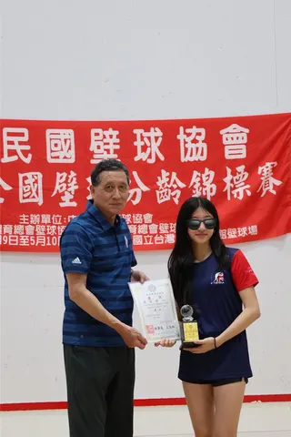 廖家儀13歲女兒（右）獲獎，今年已入選世界青年壁球代表隊。（民視提供）