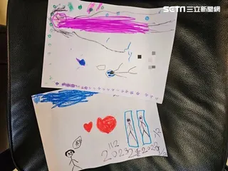 小兄弟的畫作，爸媽倒臥血泊中，陰影揮之不去。（圖／翻攝畫面）