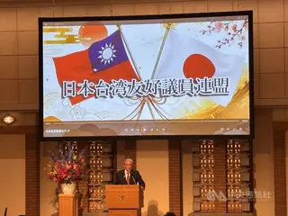 日本國會跨黨派對台友好團體「日華議員懇談會」（日華懇）11日召開總會，正式決議更名為「日本台灣友好議員連盟」。會長古屋圭司表示，日本政府與台灣相關機構多年前已完成名稱調整，如今更名順理成章，也是經過長期評估後的決定。中央社記者戴雅真東京攝 115年6月11日