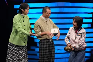楊麗音拿出早期的暖暖包「水龜」，讓主持人大開眼界。公視台語台提供