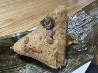 傳統肉粽熱量與鈉含量偏高，南投醫院呼籲民眾控制份量、少沾醬料，健康過端午。(南投...