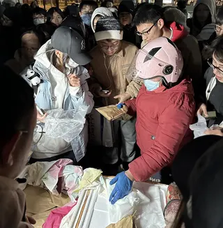 陳秀鳳的鵝腿攤子，2023年成為網紅，也是北大、清華、人大三校生爭相購買的小吃。...