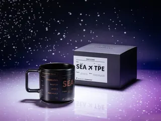 「STARLUX 黑登機證馬克杯」以登機證為設計概念，其中航班號碼JX1912致敬全球第一家星巴克-西雅圖創始門市的門牌號碼，座位號碼1A象徵頭等艙，而MAR 28則代表在地星巴克的誕生日（圖／星宇航空提供）