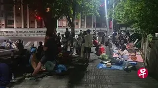 男子虐狗事件本周曝光后，迅速在网上发酵，引起保护动物组织志愿者及市民连续多日聚集在男子居住的天赐龙都小区外抗议。图为市民6月10日晚聚集在虐狗男子小区门口。 （受访者提供）