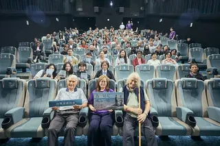 《為一切人，成為一切》(中)導演李秀純攜手片中主角(左)劉一峰神父、(右)戴宏基神父出席映後。（希望行銷提供）