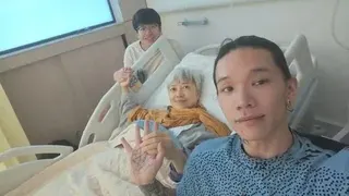 陈敏儿（卧床者）2025年因大病入院动手术，一对儿子陪伴左右。（互联网）