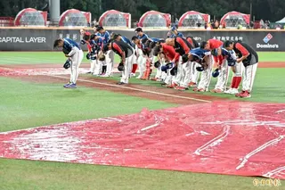 受到雨勢影響，天母球場味全龍對中信兄弟延賽。(記者陳志曲攝)