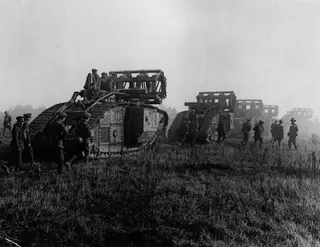 1918年，百日攻势期间的英国坦克。坦克是第一次世界大战中的重大技术突破之一。