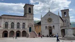 義大利中部古城諾西亞（Norcia）是天主教聖人聖本篤家鄉，也是知名火腿產地。2...