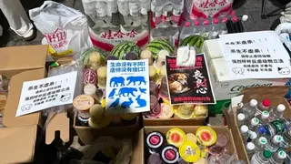 群眾在現場放下不少物資