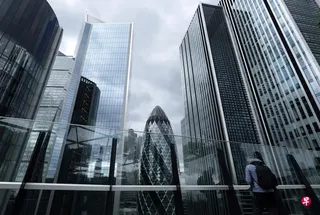 受中东战争冲击，英国经济4月环比萎缩0.1%。图为从英国首都伦敦120号花园的观景台上眺望的金融城摩天大楼。 （路透社）