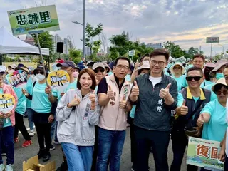 凱達格蘭基金會執行長、高雄市前議員陳致中常與民進黨市長參選人賴瑞隆同框參加活動，...
