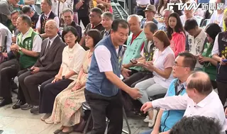 從當天完整直播畫面可見，主辦單位原是邀請李乾龍就近交談，李四川僅僅「夾在中間」禮貌回應，並未有被邀請與蘇巧慧同坐，甚至「拒絕與蘇巧慧同坐」等情況。（圖／翻攝自民視新聞網YouTube）
