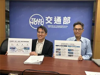 交通部航政司長韓振華（左）12日說明國際暨國內商港整體規劃及發展計畫。（蔡明亘攝）
