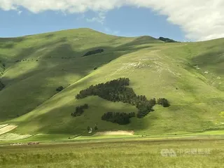 諾西亞所在的恩伯利亞（Umbria）省有義大利「綠色之肺」美譽，近郊的卡斯特盧喬（Castelluccio）夏季會遍地開滿夢幻的彩色花海。中央社記者黃雅詩諾西亞攝　115年6月12日
