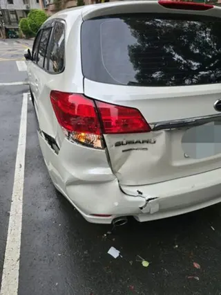 高山峰車後方被撞。（圖／翻攝自臉書）