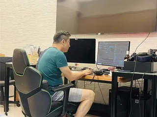 林煒常工作到凌晨3點，笑說「頭昏腦脹」就是這種感覺。（Cora提供）