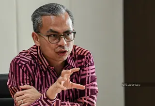 PKR information chief Datuk Fahmi Fadzil has expressed disappointment over Petaling Jaya member of parliament Lee Chean Chung's failure to use the party's internal channels to voice his views and concerns on the issues he raised. Bernama pic