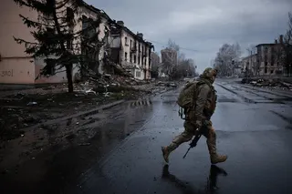 2025年1月，一名乌克兰士兵在饱受无人机战争摧残的城市康斯坦丁尼夫卡。