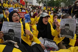 2026年6月12日，不滿印尼政府財政措施的大學生與公民團體，在雅加達舉行「印尼快破產」抗議，與軍警發生衝突。美聯社