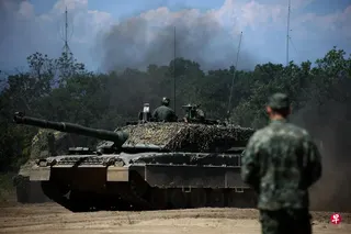 美军计划将F-16和F-15E战机数量从约150架减至100架，将海上侦察机从26架减至15架，并撤回部署在欧洲的全部八架空中加油机。 （路透社）